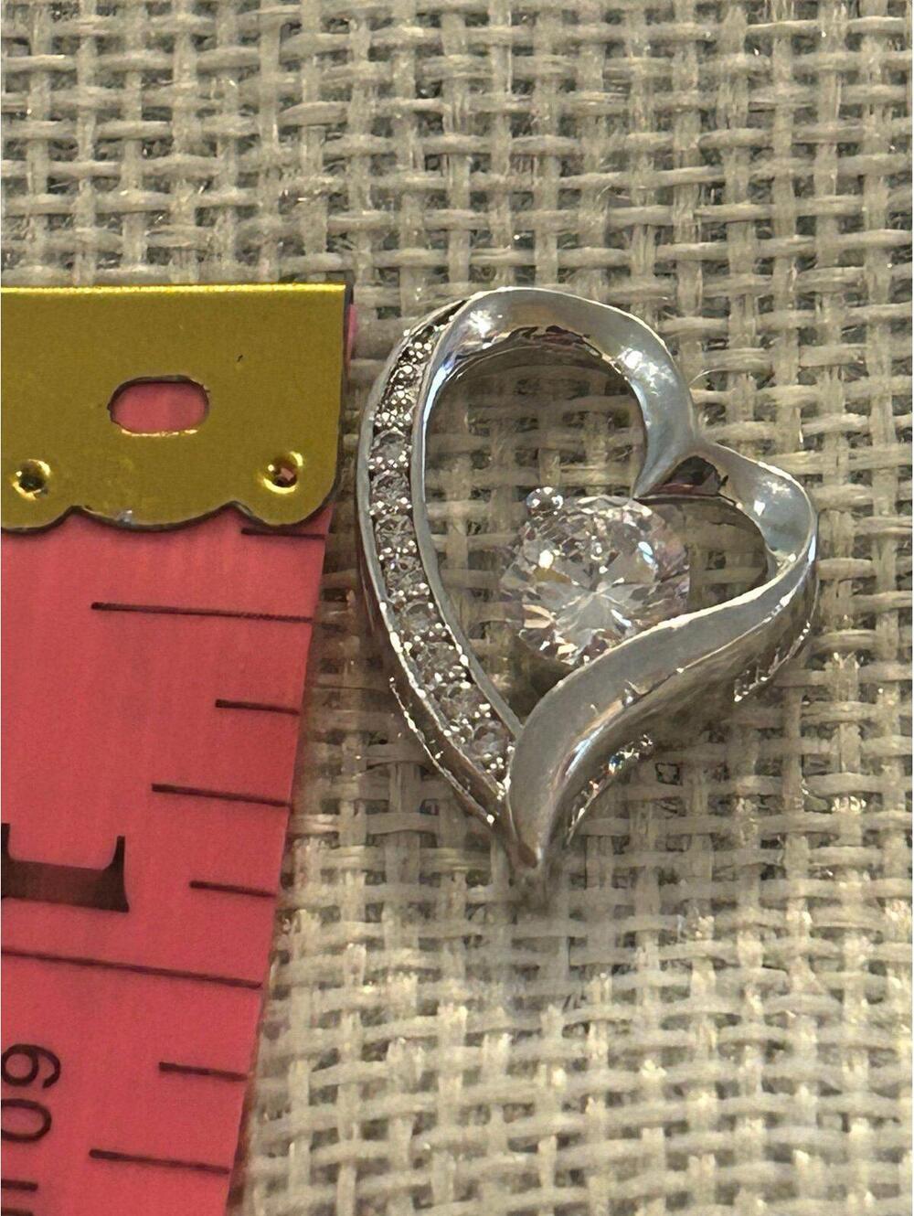 Lot a704 925 Sterling silver pendant heart